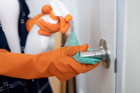 Foto de Primer plano persona limpieza pomo de la puerta. - Imagen libre de derechos
