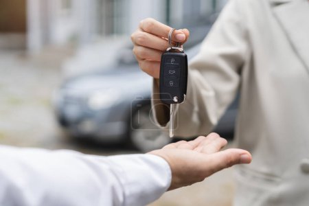 Transportvermietung Automobil Geschäftskonzept. Nahaufnahme Hände des Autovermieters geben Auto Remote-Schlüssel an Client zu reisen Sightseeing.