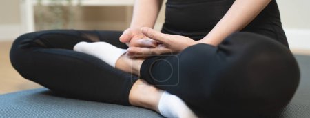 Téléchargez les photos : Concept courant de bien-être pour la santé. Femme faisant de la méditation à la maison pour pratiquer sa pleine conscience pose main de lotus et de soins respiratoires. - en image libre de droit