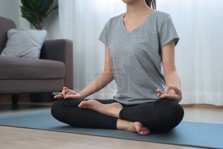 Téléchargez les photos : Women doing meditation to practice concentration - en image libre de droit