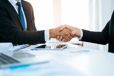 Téléchargez les photos : Two business people shaking hands after contract is done. - en image libre de droit