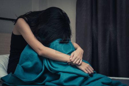 Foto de Asiático tyjalá mujer sintiéndose deprimido y solo en la casa. Tener espacio de acopia para el texto. - Imagen libre de derechos