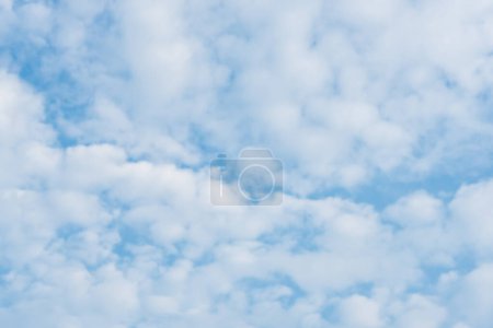 Foto de White small cloudy on the sky. beautiful nature background. - Imagen libre de derechos