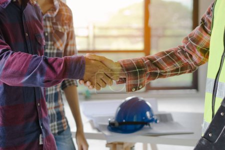 Téléchargez les photos : Construction worker and contractor. Client shaking hands with team builder in renovation site. - en image libre de droit