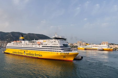 Téléchargez les photos : Toulon, France - 20 juin 2022 : Un grand bateau de croisière à plusieurs ponts de Corse Ferries et Sardaigne Ferries est dans le port, attendant d'embarquer tous les passagers et mettre les voiles. - en image libre de droit