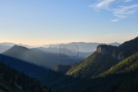 Téléchargez les photos : Lever de soleil entre les montagnes dans le parc naturel de Cad-Moixer pré-Pyrénées, Catalogne, Espagne. - en image libre de droit