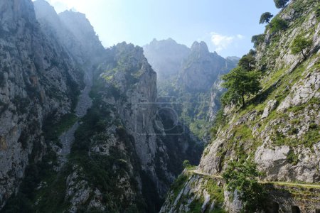 Foto de Ruta de Cares, Asturias, España. Espectacular ruta de senderismo entre montañas en el parque nacional de picos de europa. - Imagen libre de derechos
