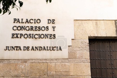 Téléchargez les photos : Façade du bâtiment public à Cordoue, Espagne, où il est écrit en espagnol : "Palais des Congrès et des Expositions de la Junte d'Andalousie" - en image libre de droit