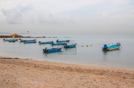 Téléchargez les photos : Bateaux de pêche à la plage - en image libre de droit