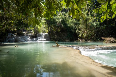 Foto de La cascada de Kuang Si se encuentra a 30 km al sur de Luang Prabang en el país del sudeste asiático de Laos - Imagen libre de derechos