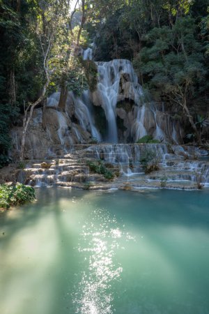 Der Kuang Si Wasserfall liegt 30 km südlich von Luang Prabang im südostasiatischen Land Laos