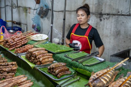 Foto de Venta de comida callejera laosiana en el mercado nocturno en el casco antiguo histórico de Luang Prabang en Laos Asia - Imagen libre de derechos