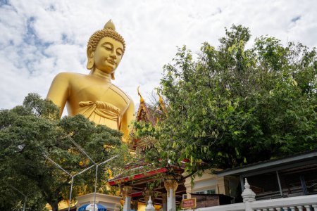 Téléchargez les photos : Le grand Bouddha du temple thaïlandais Wat Paknam Bhasicharoen à Bangkok Thaïlande Asie - en image libre de droit