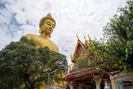 El Gran Buda del Templo Tailandés Wat Paknam Bhasicharoen en Bangkok Tailandia Asia