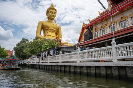 Foto de El Gran Buda del Templo Tailandés Wat Paknam Bhasicharoen en Bangkok Tailandia Asia - Imagen libre de derechos