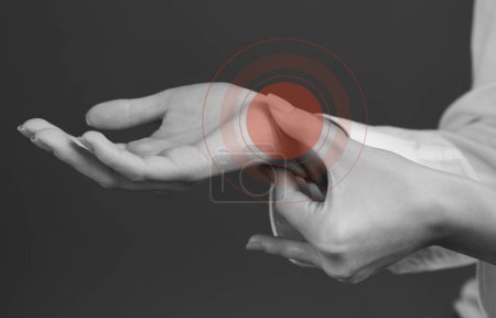 Foto de Wrist joint pain close up. Arthritis treatment. Pain relief concept - Imagen libre de derechos