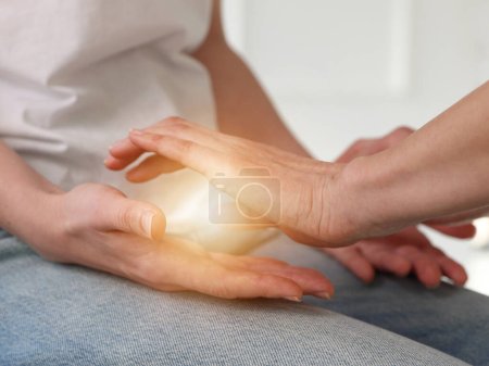Visualización de curación de energía. Chakra Equilibrio, Aura limpieza, Medicina Alternativa, Cuidado Holístico, Curación de manos concepto.