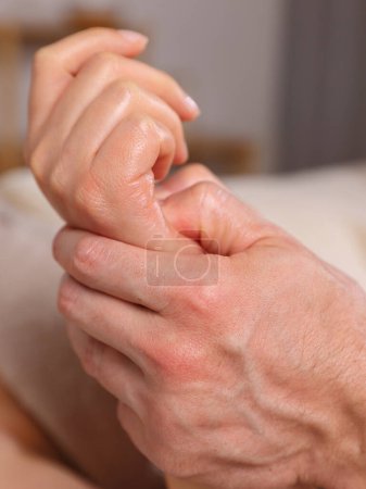 Handmassage und Akupressurkonzept. Alternative Medizin, ganzheitlicher Ansatz