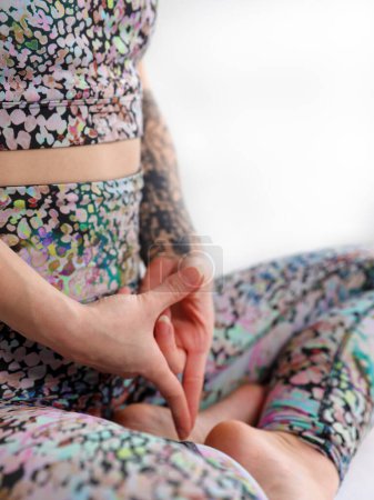 Yoga-Frau meditiert aus nächster Nähe. Yoni mudra, weibliche Gesundheit, Fruchtbarkeitskonzept