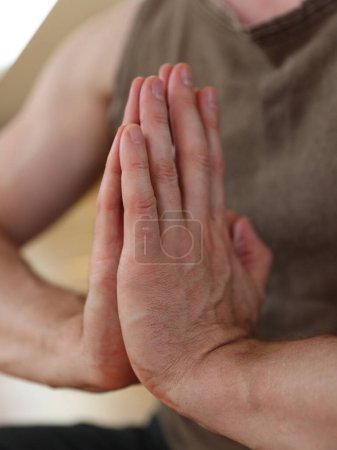 Yoga méditant avec ses mains dedans. Spiritualité, concept de gratitude.