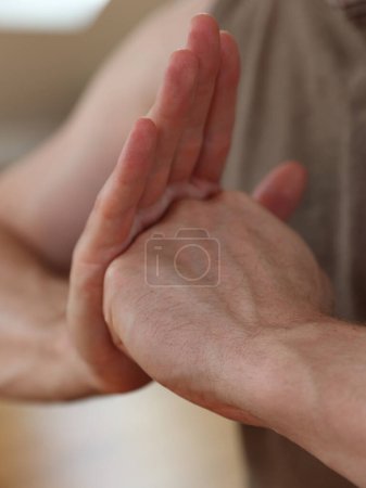 Hand des Yoga-Mannes beim Shield of Shambhala mudra aus nächster Nähe. Innere Stärke. Kampfkunst, Guardian Spirit Konzept
