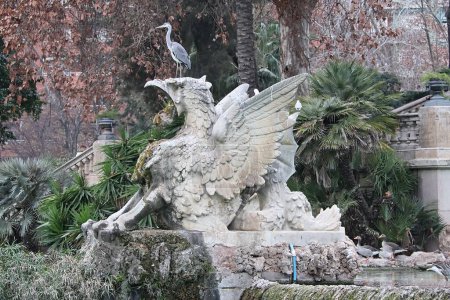 Téléchargez les photos : A statue with a crane in the fountain of Parc de la Ciutadella in Barcelona, Spain - en image libre de droit