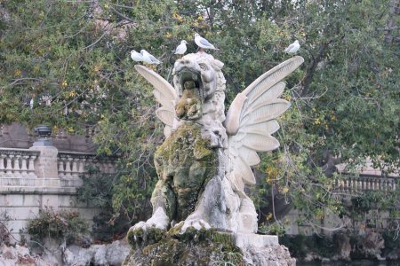 Téléchargez les photos : A statue with seagulls in the Parc de la Ciutadella in Barcelona, Spain - en image libre de droit