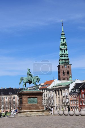 Téléchargez les photos : Statue et une tour de Slotsholmen à Copenhague, Danemark - en image libre de droit