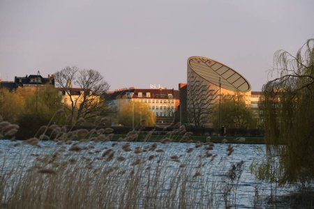 Tycho Brahe Planetarium in Kopenhagen, Dänemark, von einer anderen Seite des Sees