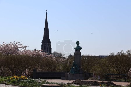 Vista desde el parque Langelinie hacia la Iglesia de St. Alban, Copenhague, Dinamarca