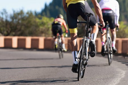 Téléchargez les photos : Groupe de cyclistes à la course professionnelle, cyclistes dans une étape de course sur route. Escalade de la colline - en image libre de droit