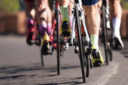 Téléchargez les photos : Groupe de cyclistes à la course professionnelle, cyclistes dans une étape de course sur route. Escalade de la colline - en image libre de droit