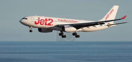 Téléchargez les photos : Tenerife, Espagne 4 juin 2023. Airbus A330-243 de Jet2 Airlines vole dans le ciel bleu au-dessus de l'océan - en image libre de droit