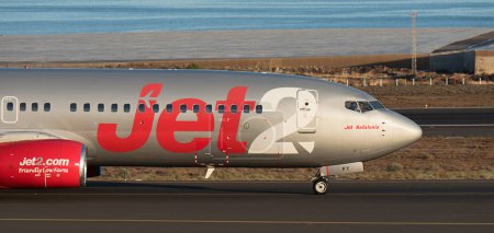 Téléchargez les photos : Tenerife, Espagne 4 juin 2023. Le Boeing 737-86N de Jet2 Airlines Jet 2 est une compagnie aérienne britannique low cost. Démarrage de l'avion sur la piste - en image libre de droit