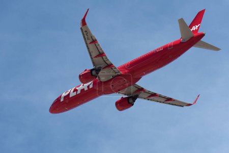 Téléchargez les photos : Tenerife, Espagne 3 avril 2023. Jouer Compagnies Airbus A321 Jouer Compagnies vole dans le ciel bleu - en image libre de droit