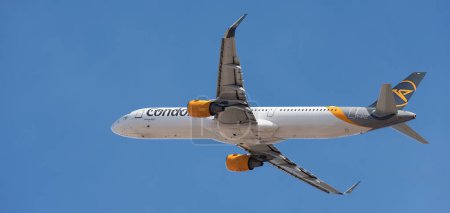 Téléchargez les photos : Tenerife, Espagne 3 avril 2023. Airbus A321 de Condor Airlines. Condor Airlines vole dans le ciel bleu - en image libre de droit