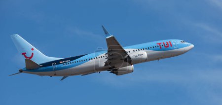 Téléchargez les photos : Tenerife, Espagne 7 juin 2023. Tui Boeing 737 MAX 8 .TUI Airlines vole dans l'avion bleu ciel devant un beau ciel bleu avec quelques nuages - en image libre de droit