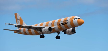 Téléchargez les photos : Tenerife, Espagne 21 avril 2023. Atterrissage de l'Airbus A321 de Condor Airlines à l'aéroport international de Tenerife. Condor Airlines vole dans le ciel bleu - en image libre de droit