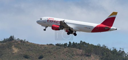 Téléchargez les photos : Tenerife, Espagne 14 mai 2023. Iberia Airlines Airbus A320. Décollage de l'Airbus A320 d'Iberia Airlines au départ de Tenerife - en image libre de droit