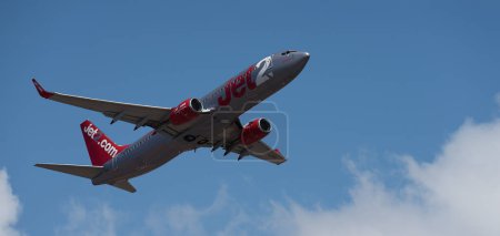 Téléchargez les photos : Tenerife, Espagne 30 mai 2023. Le Boeing 737-8MG de Jet2 Airlines vole dans le ciel bleu. Jet 2 est une compagnie aérienne britannique low cost - en image libre de droit