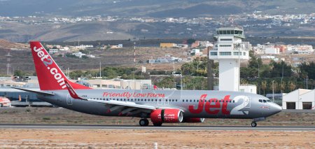 Téléchargez les photos : Tenerife, Espagne 2 juin 2023. Le Boeing 737-86N de Jet2 Airlines Jet 2 est une compagnie aérienne britannique low cost. Démarrage de l'avion sur la piste - en image libre de droit