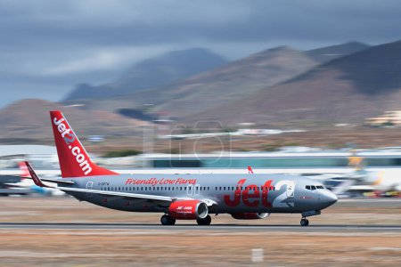 Téléchargez les photos : Tenerife, Espagne 2 juin 2023. Le Boeing 737-86N de Jet2 Airlines Jet 2 est une compagnie aérienne britannique low cost. Démarrage de l'avion sur la piste - en image libre de droit
