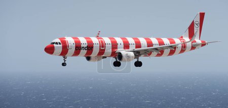 Téléchargez les photos : Tenerife, Espagne 2 août 2023. Airbus A321 de Condor Airlines vole dans le ciel bleu au-dessus de l'océan - en image libre de droit