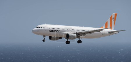 Téléchargez les photos : Tenerife, Espagne 2 août 2023. Airbus A320-214 de Condor Airlines vole dans le ciel bleu au dessus de l'océan - en image libre de droit