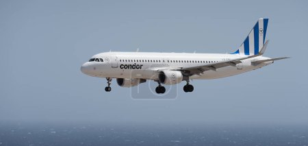 Téléchargez les photos : Tenerife, Espagne 2 août 2023. Airbus A320-214 de Condor Airlines vole dans le ciel bleu au dessus de l'océan - en image libre de droit