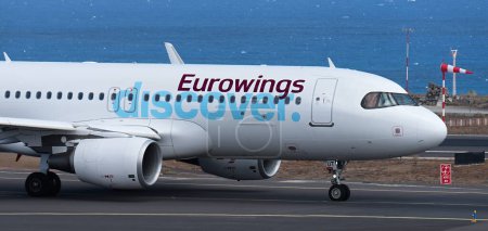 Téléchargez les photos : Tenerife, Espagne 27 juillet 2023. Eurowings Découvrez Airbus A320. Image d'un Eurowings Découvrir un avion circulant à Tenerife - en image libre de droit