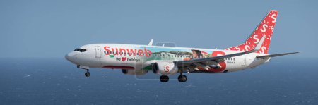 Téléchargez les photos : Tenerife, Espagne 4 août 2023. Boeing 737-8K2 de Transavia Airlines vole dans le ciel bleu au-dessus de l'océan - en image libre de droit