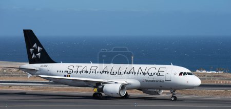 Téléchargez les photos : Tenerife, Espagne 4 août 2023. Brussels Airlines (Star Alliance Livery) Airbus A320-214. Image d'un avion de Brussels Airlines circulant à Tenerife - en image libre de droit