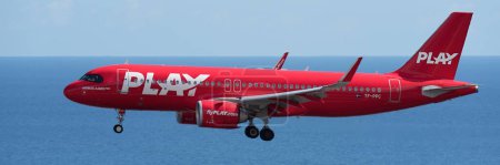 Téléchargez les photos : Tenerife, Espagne 9 septembre 2023. Play Airlines Airbus A320 Atterrissage à l'aéroport international de Tenerife. Jouer Airlines vole dans le ciel bleu au-dessus de l'océan - en image libre de droit