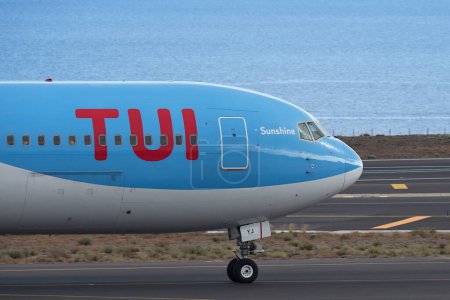 Téléchargez les photos : Tenerife, Espagne 9 septembre 2023. TUI fly Airlines Boeing 767. Image d'un avion TUI fly Airlines circulant à Tenerife - en image libre de droit